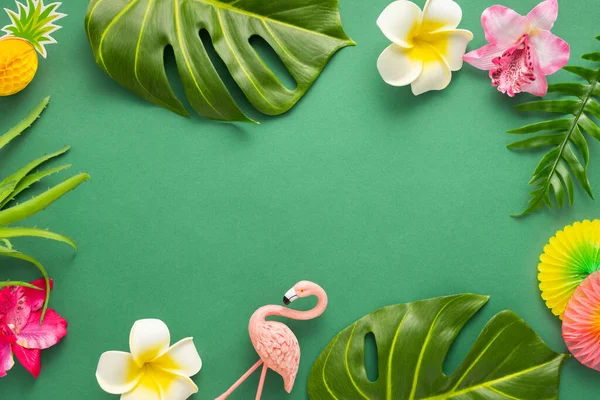 奇异的丛林夏季框架 夏季海滩派对的概念 粉红火烈鸟 热带叶 季风和兰花 背景为绿色 复制空间 — 图库照片