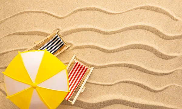 Концепція Літнього Пляжу Сонячні Шезлонги Сонячна Парасолька Жовтому Хвильовому Піску — стокове фото