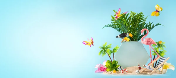 Sommerwochenende Party Konzept Flamingo Tukan Palmen Tropische Blumen Und Strandaccessoires — Stockfoto