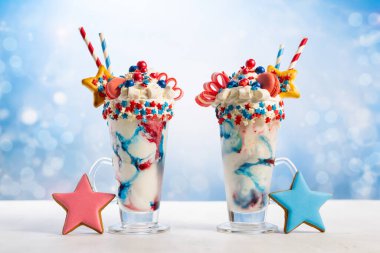 Dondurma, krem şanti, lokum, kurabiye ve camlı renkli şekerleme. 4 Temmuz için tatlı bir tatlı. Vatanseverlik Günü için fikir milkshake 'i.