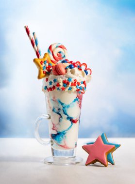 Dondurma, krem şanti, lokum, kurabiye ve camlı renkli şekerleme. 4 Temmuz için tatlı bir tatlı. Vatanseverlik Günü için fikir milkshake 'i.