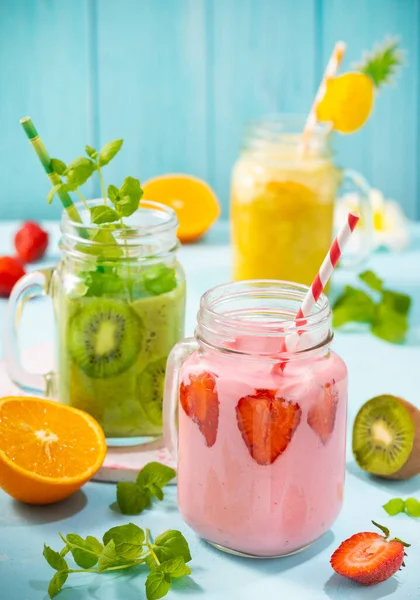 Gezond Vers Fruit Bessen Smoothies Glazen Potten Zomer Koude Dranken — Stockfoto