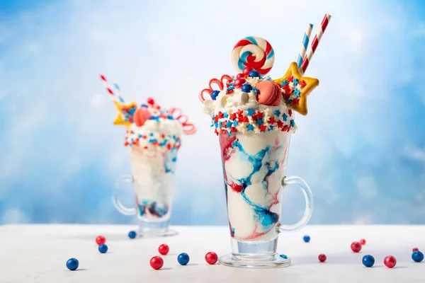 Τρελό Μιλκσέικ Παγωτό Σαντιγί Ζαχαρωτά Μπισκότα Και Χρωματιστά Γλυκά Ποτήρι — Φωτογραφία Αρχείου