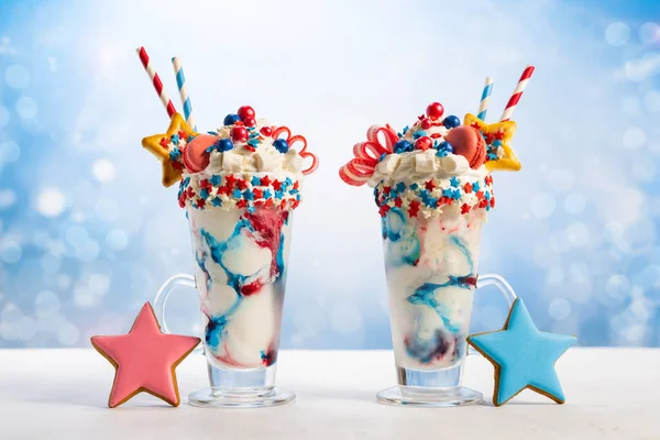 Dondurma, krem şanti, lokum, kurabiye ve camlı renkli şekerleme. 4 Temmuz için tatlı bir tatlı. Vatanseverlik Günü için fikir milkshake 'i.