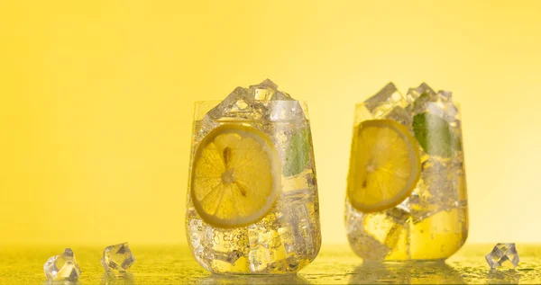 Limonata Taze Limon Nane Yaprağı Yaz Yapımı Içecek Soğuk Ferahlatıcı — Stok fotoğraf