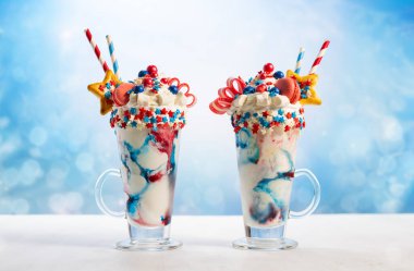 Dondurma, krem şanti, lokum, kurabiye ve camlı renkli şekerleme. 4 Temmuz için tatlı bir tatlı. Vatanseverlik Günü için fikir milkshake 'i.