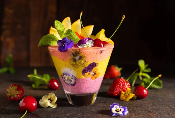 Delicioso Batido Bayas Frutas Capas Con Flores Comestibles Postre Saludable — Foto de Stock