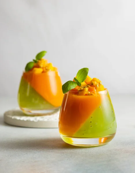 Sommardessert Med Exotiska Frukter Mango Papaya Passionsfrukt Och Kiwi Gelédessert — Stockfoto