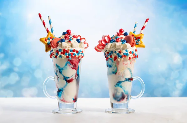 Dondurma, krem şanti, lokum, kurabiye ve camlı renkli şekerleme. 4 Temmuz için tatlı bir tatlı. Vatanseverlik Günü için fikir milkshake 'i.