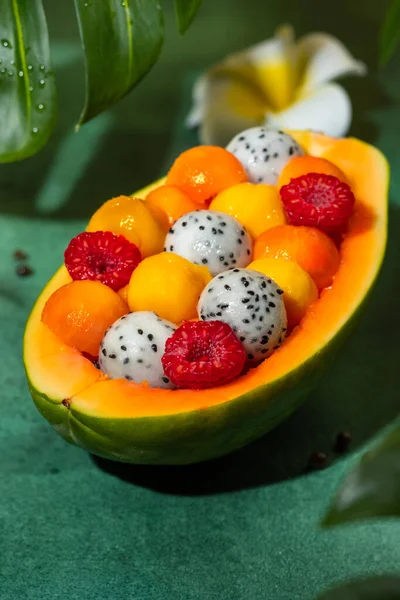 Letnia Egzotyczna Sałatka Owocowa Połowie Papai Zdrowy Słodki Deser Mango — Zdjęcie stockowe