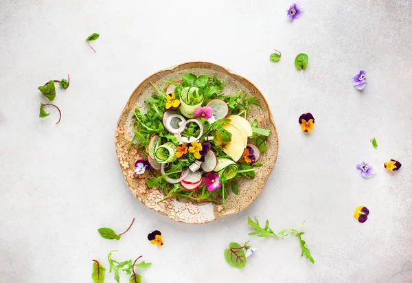 Deliciosa Salada Verão Com Flores Comestíveis Legumes Frutas Microgreens Queijo — Fotografia de Stock