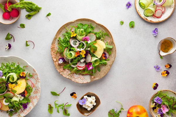 美味的夏季沙拉 配上可食用的花 微绿色蔬菜和奶酪 清洁健康的饮食概念 顶部视图 — 图库照片
