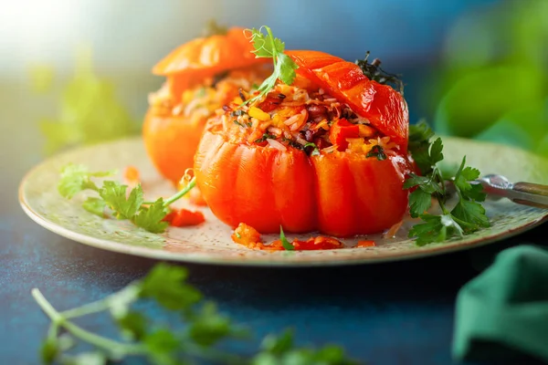 Tomates Recheados Deliciosos Forma Abóbora Com Arroz Legumes Carne Conceito — Fotografia de Stock