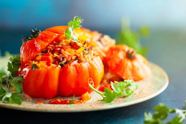 Tomates Recheados Deliciosos Forma Abóbora Com Arroz Legumes Carne Conceito — Fotografia de Stock