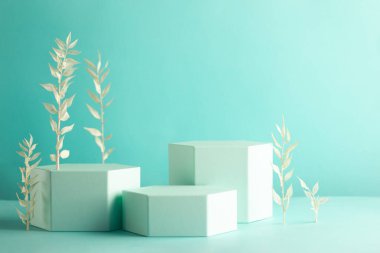 Pastel arkaplanda farklı geometrik nesnelerin bileşimi. Altıgen şekilli podyumlarla soyut arkaplan