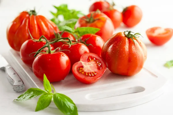 Verschiedene Frische Reife Tomaten Und Basilikum Auf Weißem Brett Gesundes — Stockfoto