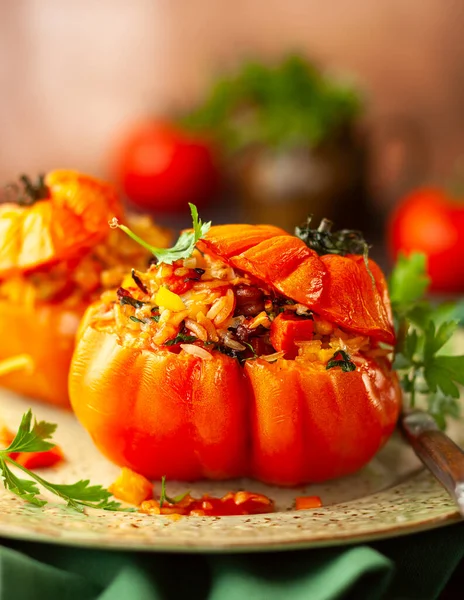 Köstliche Gefüllte Tomaten Form Von Kürbis Mit Reis Gemüse Und — Stockfoto