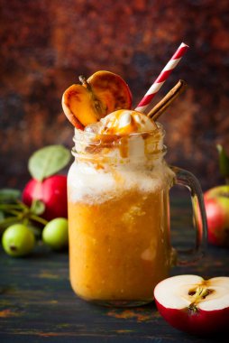 Elma şarabı, karamel soslu ve tarçınlı.