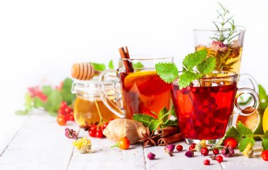 Sonbahar-kış sezonu için çeşitli sağlıklı tıbbi içecekler. Böğürtlen, baharat, kurutulmuş çiçek ve narenciye ile bitki çayı..