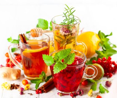 Sonbahar-kış sezonu için çeşitli sağlıklı tıbbi içecekler. Böğürtlen, baharat, kurutulmuş çiçek ve narenciye ile bitki çayı..