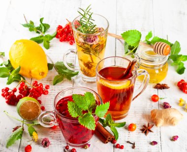 Sonbahar-kış sezonu için çeşitli sağlıklı tıbbi içecekler. Böğürtlen, baharat, kurutulmuş çiçek ve narenciye ile bitki çayı..