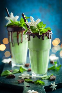 Naneli çikolatalı milkshake, dondurmalı ve taze nane yapraklı.