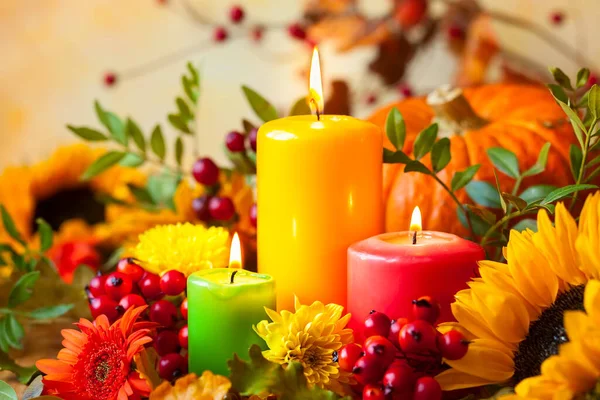 Φθινόπωρο Έννοια Καύση Πολύχρωμα Κεριά Και Λουλούδια — Φωτογραφία Αρχείου