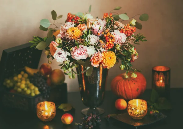 Höstens Stilleben Med Blommor Pumpa Frukt Och Ljus Tonad Vintage — Stockfoto