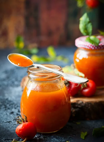 Rose Hip Jam Sklenici Čerstvými Bobulemi Listy — Stock fotografie