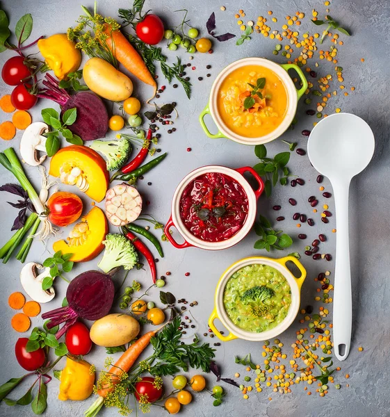 Konzept Für Gesunde Gemüse Und Hülsenfrüchtesuppen Gelbe Erbsensuppe Roter Borschtsch — Stockfoto