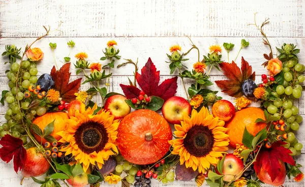 感恩节背景 秋天的南瓜 水果和落叶放在木制桌子上 顶部视图 秋季概念与复制空间 — 图库照片