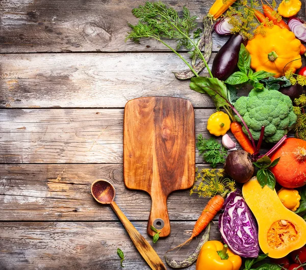 Surtido Verduras Crudas Utensilios Cocina Madera Vintage Sobre Fondo Madera — Foto de Stock