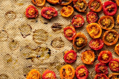 Pişmiş veya ızgara vişneli domateslerin arka planı. Pişmiş ve baharatlı domatesler tepside..