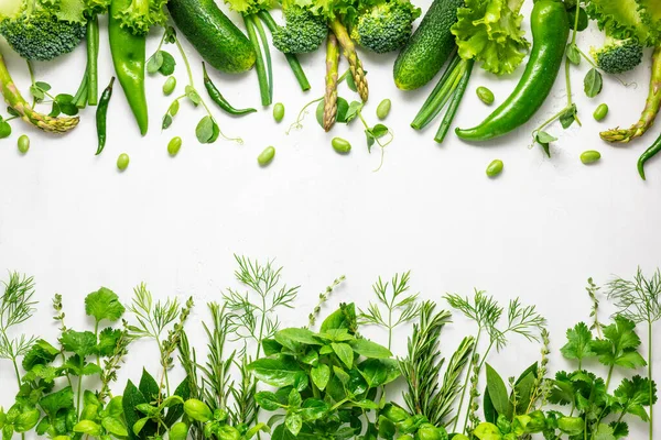 Rohes Grünes Gemüse Und Frische Kräuter Einem Rahmen Angeordnet Kochen — Stockfoto