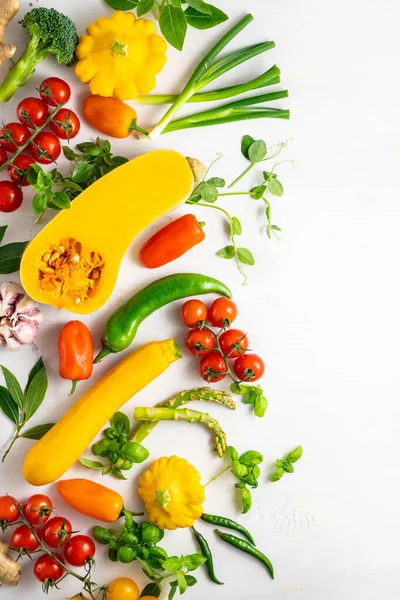 Friss Válogatott Zöldségek Gyógynövények Fehér Alapon Egészséges Tiszta Táplálkozás Vegetáriánus — Stock Fotó