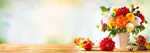 Herfst Stilleven Met Tuinbloemen Prachtig Herfstboeket Vaas Appels Bessen Houten — Stockfoto