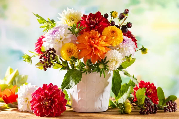 Herfst Stilleven Met Tuinbloemen Prachtig Herfstboeket Vaas Houten Tafel Kleurrijke — Stockfoto