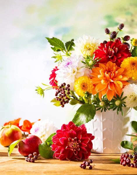 秋はまだ庭の花と生活 花瓶に美しい秋の花束 木製のテーブルの上にリンゴやベリー 色とりどりのダリアと菊 — ストック写真