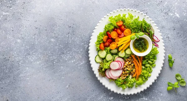 Friska Hackad Sallad Med Färska Grönsaker Groddar Och Sås Begreppet — Stockfoto