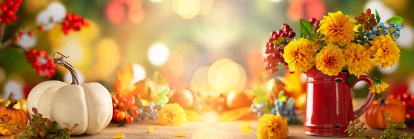 秋天的花依然鲜活 桌上放着美丽的黄色大丽花 还有古老的红色水壶和南瓜 自发性节庆的概念 — 图库照片