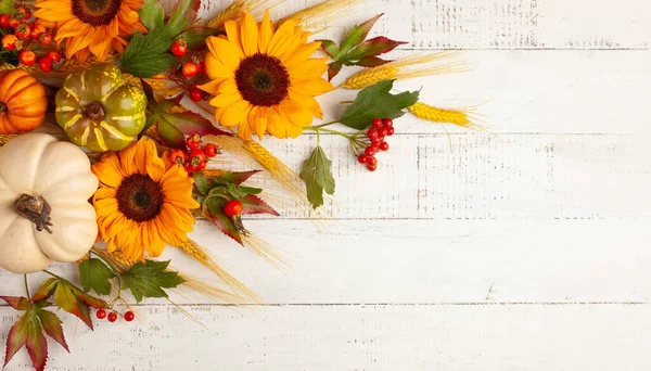 秋天收获或感恩节的概念 秋天的组成与南瓜 麦穗和向日葵在白色的木制桌子上 复制空间 — 图库照片