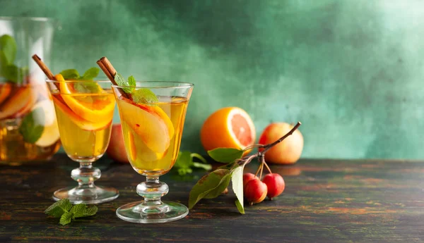 Cóctel Sidra Manzana Con Naranjas Rojas Especias Vasos Jarra Sobre — Foto de Stock