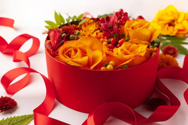 Uroczysta Kompozycja Pięknymi Kwiatami Jagodami Czerwonym Okrągłym Pudełku Białym Tle — Zdjęcie stockowe