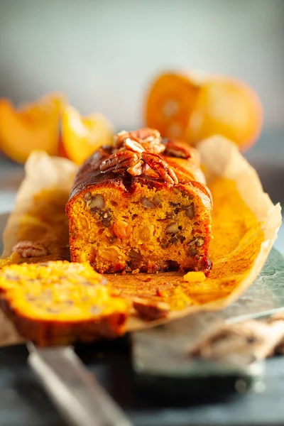Delicious Pumpkin Pecan Raisin Cake Cutting Board Loaf Pumpkin Bread — Stock Photo, Image