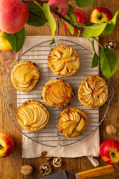 Mini Apple Pie Tartlets Walnut Wooden Table Delicious Dessert Autumn — Stock Photo, Image
