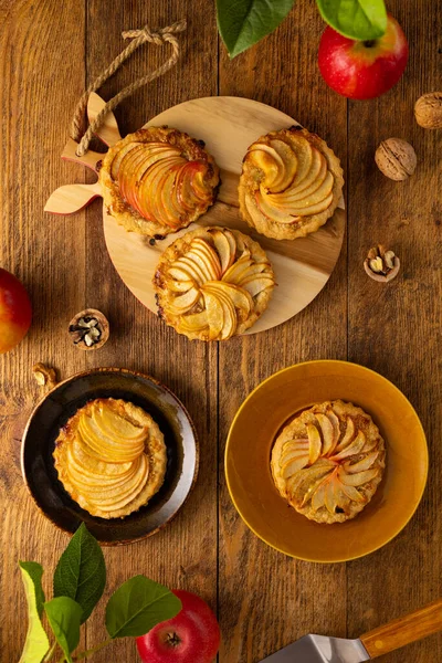 Mini Apple Pie Tartlets Walnut Wooden Table Delicious Dessert Autumn — Stock Photo, Image