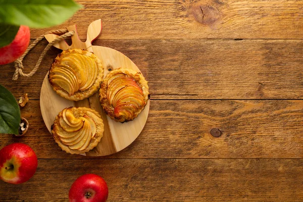 Mini Äppelpaj Med Valnöt Träbord Läcker Efterrätt Till Höstens Vintermiddag — Stockfoto