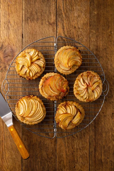 小苹果派馅饼 木桌上有核桃仁 秋季冬季晚餐的美味甜点 顶部视图 — 图库照片