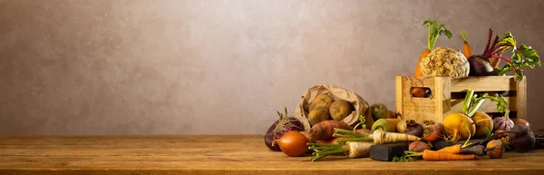 秋天收获的根茎蔬菜 木制桌子上的食物静止不动 健康食品的概念 — 图库照片