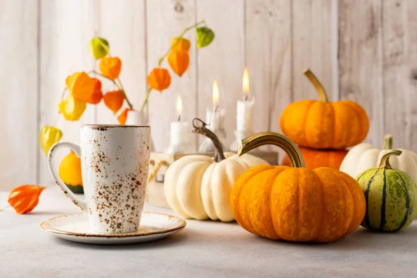 Herbststilleben Mit Tasse Tee Kürbissen Blumen Und Kerzen Auf Dem — Stockfoto